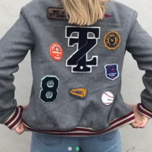 Collage Varsity Jacka  - En grå trendig collage jacka, varm och i mycket bra skick! Skriv till mej privat vid intresse, 💋💋💋 (lånade bilder)