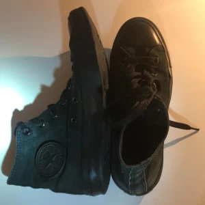 Converse limited edition  - All star specialty black monochrome. Köptes för 949 kronor för några år sedan och säljs inte längre. Har inte skejtat i dem utan endast använt sparsamt. Ingen dålig lukt eller slitna dojjor. 