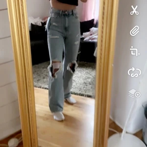 Loose straight high jeans - Säljer dessa jättesnygga slutsålda jeans, hade själv velat ha kvar de men tycker inte det sitter så bra på mig! Så därför säljer jag de.  Storlek 32 och Budet börjar med 100kr💕