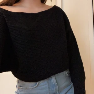 Stickad tröja från NA-KD - En stickad tröja från NA-KD i fint skick. Går att ha off shoulder om man vill. Säljer pga ingen användning. Köparen står för frakt. 