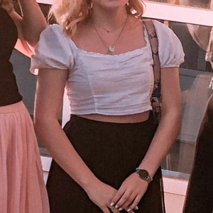 Söt topp ifrån zara - Jätte söt och skön topp ifrån Zara. Resår på ryggen så den stretchar. Fyrkantig och fin urringning. 