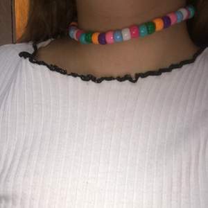 En ganska tajt halsband som sitter högt uppe med olika färger.