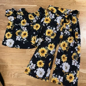 Set byxor och tröja  - Off shoulder tröja storlek L och byxor storlek M. I mycket bra skick. Passar S-L. 