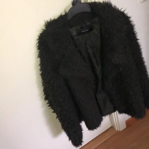 Lurvig jacka/kappa från Vero Moda - En lurvig jacka/kappa från Vero Moda. Färg: Svart,grå i st:XS , kan stängas med väldigt diskreta knäppen. , pris: 250kr , köparen står för frakten 💗 