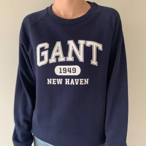 Marinblå GANT sweatshirt - Säljer denna marinblåa GANT sweatshirt i storlek S. Fint skick, använd 1-2 gånger. Spårbar frakt tillkommer på 63 kr