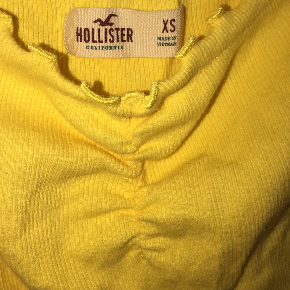 En gul söt topp från Hollister i st:XS, säljs för:40kr, köpt i Stockholm. Säljaren står för frakten. 💗. Toppar.