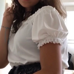 Söt topp - Super söt topp från Gina. Inte använd alls många gånger och är i jätte fint skick. Säljer då den är för liten på mig😭❤️