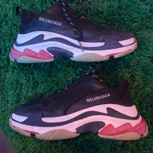 Balenciaga triple S - Säljer mina balenciaga triple S storlek 41 men de passar även mycket större. Box finns inte men dust bags finns. Det är det första exemplaret som såldes som hade ett resell värde och sägs även ha bättre kvalitet än dom som massproducerades när dem blev så populära.