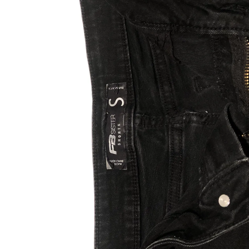 Svarta shorts med slitningar 🦕 Storlek S, säljes pga att de är för små för mig. Mycket gott skick, 70kr + frakt ✨. Kjolar.