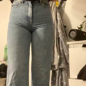 Säljer dessa skit snygga jeans, säljes för dem blivit för små😩 300kr+frakt😙