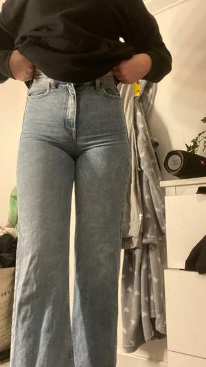 Säljer dessa skit snygga jeans, säljes för dem blivit för små😩 300kr+frakt😙