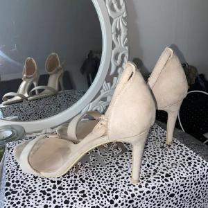 Klackar - Säljer dessa beiga klackar, 9cm klack! Perfekta då de ej är för höga😍