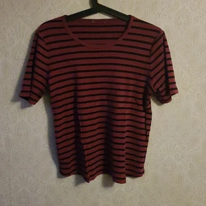 Magenta randig t-shirt - randig t-shirt i ganska tjockt material. skulle säga i stl S. säljes för 90kr plus frakt elr upphämtning i kalmar. 