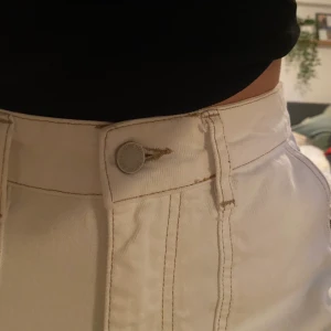 Vita byxor - Vita byxor med guldig sömm, använd fåtal gånger. Frakt tillkommer. Nypris: 499