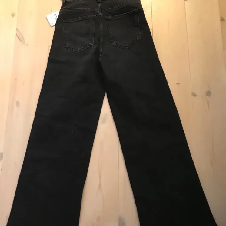 Säljer dessa svarta jeans från zara, helt oanvända med lappen kvar på, för små för mig som vanligt vis är storlek 38 så kan därför inte skicka bilder på💕frakt:79kr. Jeans & Byxor.