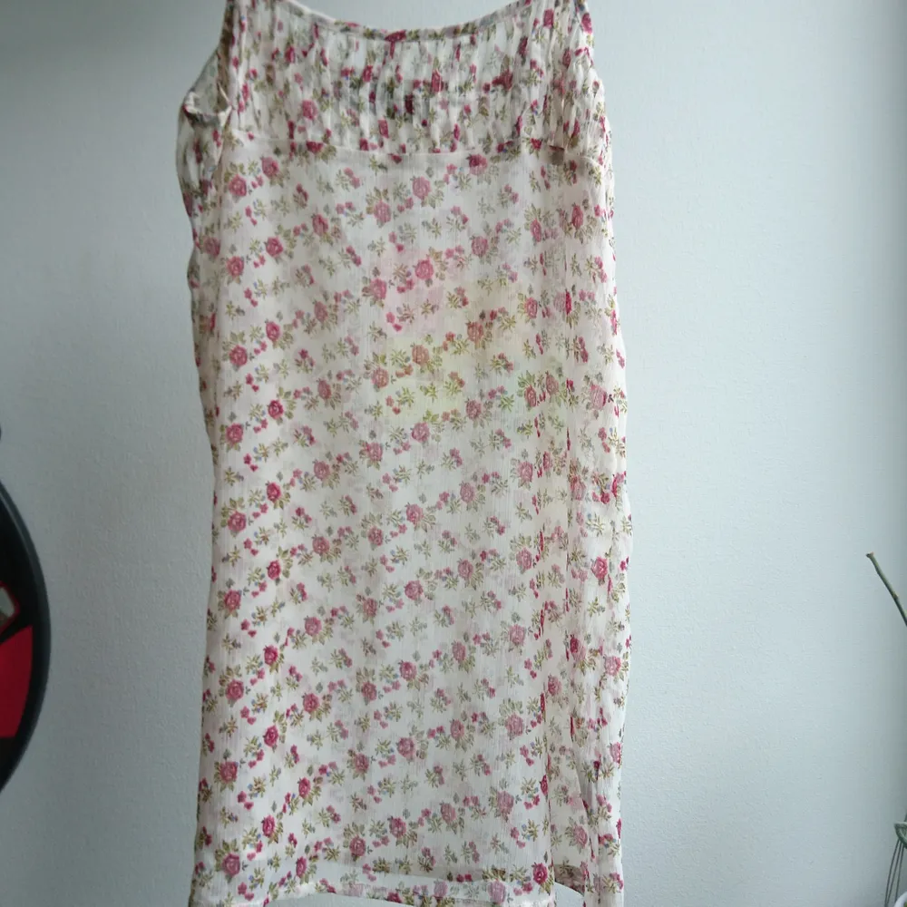 Blommigt mesh linne från Sister S kan eventuellt användas som klänning eftersom den är ganska lång. Toppar.