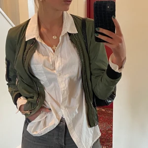Bomberjacka - Säljer denna coola bomberjackan från rockandblue då den tyvärr är förliten för mig nu. Grön med gulddetaljer, väldigt fint skick!💚 Köpt för 1499kr  (frakt tillkommer) 