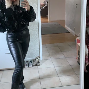 Skinnbyxor! - Säljer dessa populära skinnbyxor från AFJxNAKD för dom blivit lite för små, är storlek 36 och sitter verkligen så bra på kroppen😩använd ett par fåtal gånger men är i perfekt skick!💓köpta för 599kr och säljer för 350kr + frakt💖💖💖