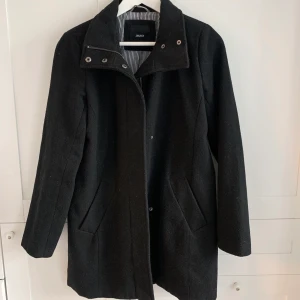 Svart kappa - En svart rak kappa från Vera Moda i storlek 34. Den är perfekt nu till hösten då den är lite tjockare men inte för tjock! Inte använt jackan så mycket och den är i fint skick 💕 jackan säljs för 250kr + frakt!! 