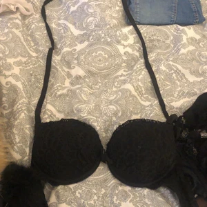 Bikini  - Säljer min svarta push up bikini överdel  från h&m.