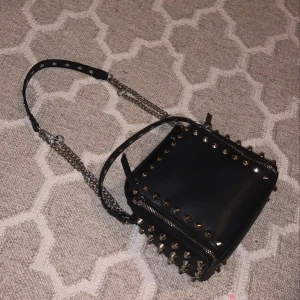 Zara väska - Säljer min super coola väska ifrån zara med nitar som är slutsåld överallt😆 Om många är intresserade buda i kommentarerna ✌🏻✌🏻