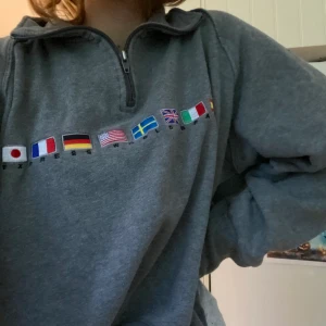 Intressekoll! På min fina flece  - Jätte fin flece/tröja ifrån ”xpress” köpt i usa. Passar perfekt till vintern🥰 först till kvarn eller högsta bud vinner, budgivning avslutas fredag 18:00. 