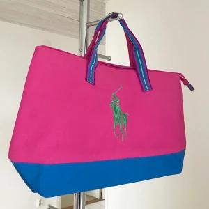 Ralph Lauren Väska - Ny väska från Ralph Lauren! En super bra väska för stranden eller när som helst! Jag väljer högsta bud. Frakten ingår!!! Tveka inte att fråga mig något 🤪 