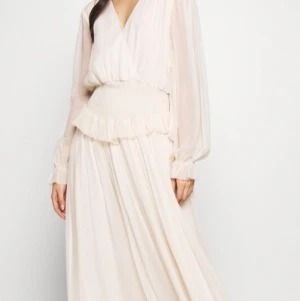 Vit långklänning  - Jag säljer en klänning jag köpte som alternativ till bröllopsklänning men hittade en annan. Den är aldrig använd och har prislappen kvar. Nypris: 3605kr från Zalando. En riktigt skön klänning som passar till det mesta. Billigare vid snabb affär! 