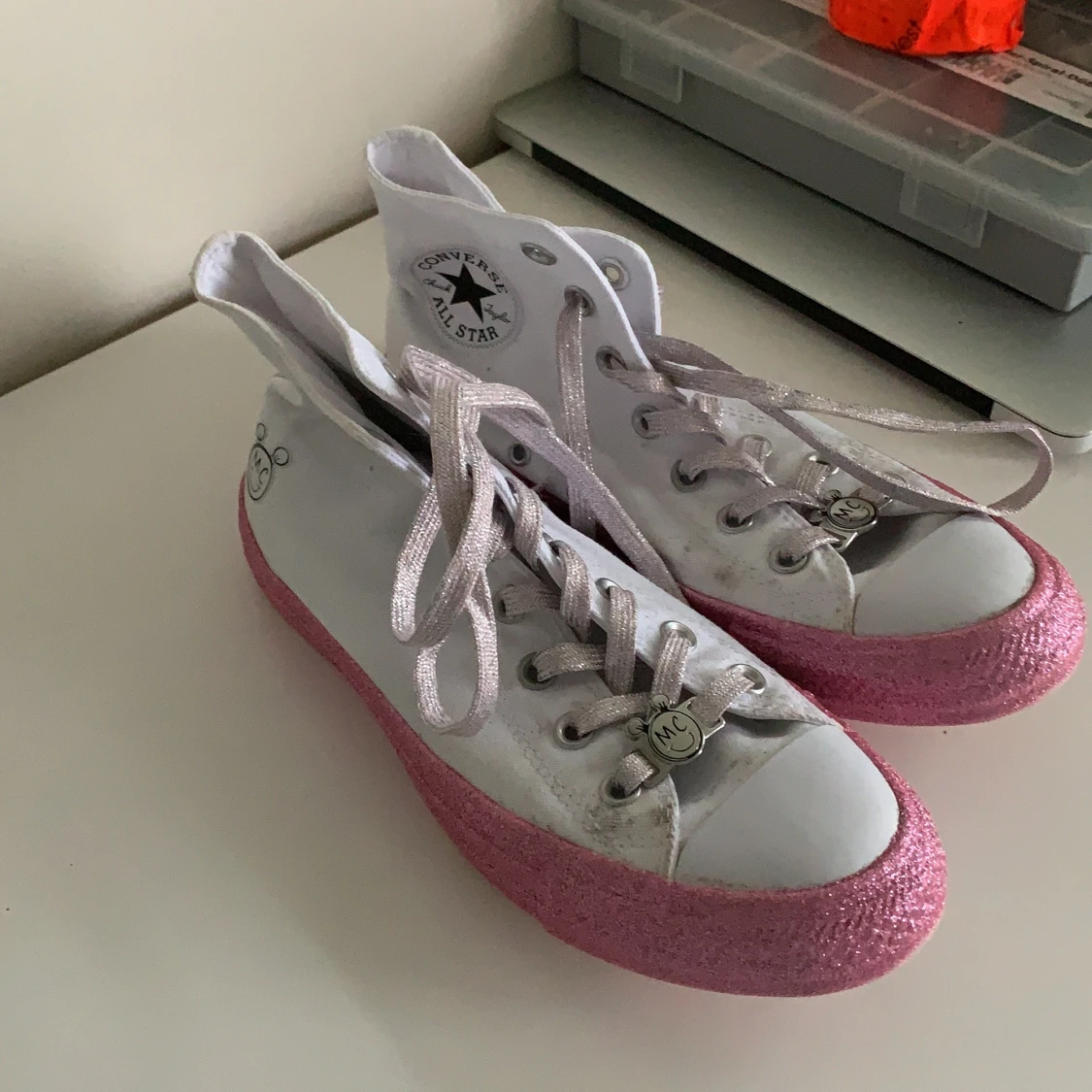Converse med micky mouse och rosa glitter i strl 39