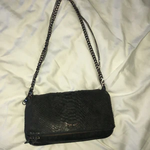 ZADIG VÄSKA - Supertrendig Zadig & Voltaire väska! Säljer pga haft ett tag och vill byta ut mot en annan. Kör för 2800kr och är använd så skicket är inte som nytt men funkar fortfarande toppenbra! Buda från 600 ✨✨