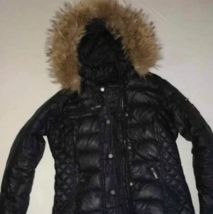 Rock and blue jacka | storlek 40 - Jackan har en fin passform med äkta päls, bra sick! (Hål i fickan #rockandblue #svart #black #äktapäls