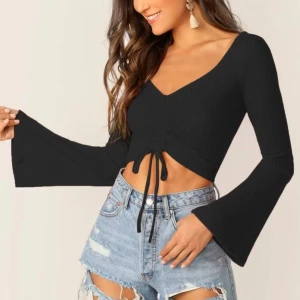 Topp med drawstring - Säljer denna då den är för liten för mig. Är S/M! Frakt tillkommer!BUD JUST NU:70+frakt🌸BUDGIVNING SLUTAR IDAG 19.00!✨