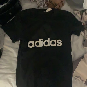 Adidas t-shirt  - Skön, Storlek S. bra skick!❤️