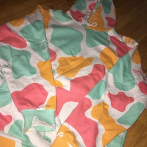 Rip N Dip Cat Hoodie - En väldigt fin Rip N Dip hoodie med kattansikten i ett hav av färger. Endast använd till bilderna här i annonsen! Storlek L som sitter fint oversized på mig som är M. Frakten är inräknad i priset!