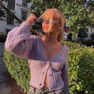 Lila kofta - Säljer min lila kofta i stl m från lindex som jag tyvärr inte använder. Första bilden är lånad för att visa hur färgen ser ut! Den är använd ett antal gånger så materialet är lite, lite nopprigt, annars är den i ett väldigt fint skick! Köparen står för frakten💜