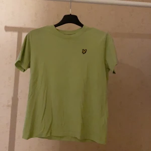 Lyle&Scott tröja - Grön Lyle&Scott tröja storlek S oanvänd säljs för att jag tycker inte den va fin på mig köptes för 400kr