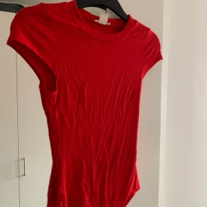 Röd body  - Snygg röd body från H&M! Knappt använd, frakt tillkommer! ❤️