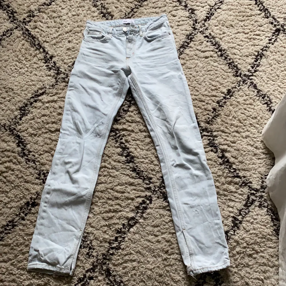 Jätte snygga jeans från zara med slits, säljer då dem är för korta på mig som är 165cm, använda fåtal gånger så fortfarande ett bra skick, köparen betalar frakten. Jeans & Byxor.