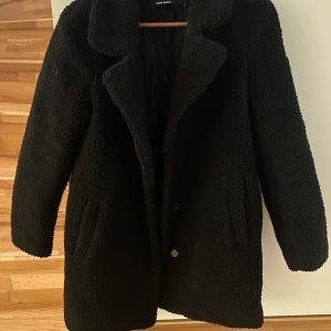 Teddy jacka - Säljer denna fina mysiga höst jacka, är en xs men känns som en S