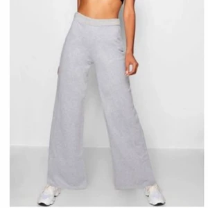 Mjukisbyxa strl Xs - Mjukisbyxa i strl XS! Passar en xs-s. Bekväma mjukisar med vida ben. Oanvända, säljs för 100kr