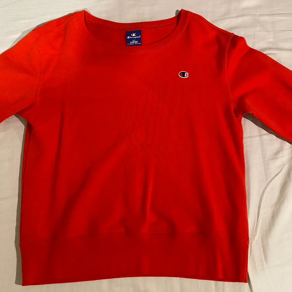 superfin röd tröja från champion, älskar den men bara använt den ett fåtal ggr. Strl L men skulle säga att den är mer som en M i storleken. Hoppas ni gillar den! älskar för övrigt den tjocka mudden och märket på armen!! . Tröjor & Koftor.