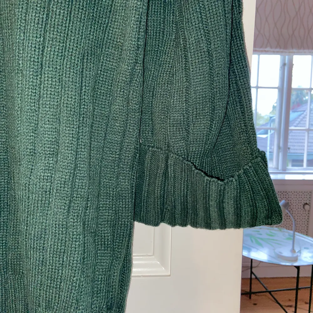En grön stickad klänning men som man också kan använda som en lång tröja. Den är halvt polo och uppvikta armar. Skriv för fler bilder<33. Klänningar.