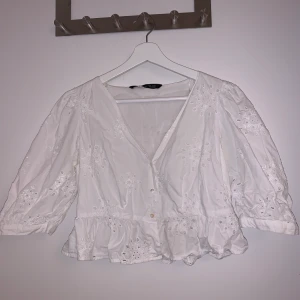 Topp i spets - Croppad topp/blus från Zara i strl M. Pris kan diskuteras vid köp av andra varor/vid snabb affär! Köpare står för frakt
