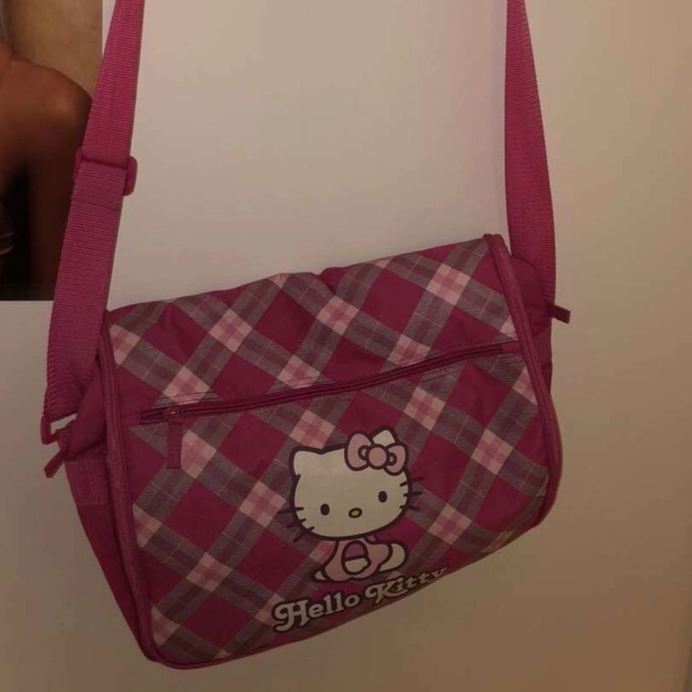 (Säljer åt en kompis) Sååå fin hello kitty väska i perfekt skick:)) kommer va inte till användning💞 . Väskor.