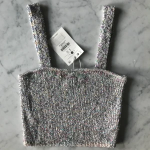 Linne glitter - Glittrig linne från Berska helt oanvänt, för litet så har inte bild på! ❣️(har C/D i bh storlek) å är xs så ngn med mindre byst💋 SKA POSTA IDAG SKRIV OM DU E INTRESSERAD !!