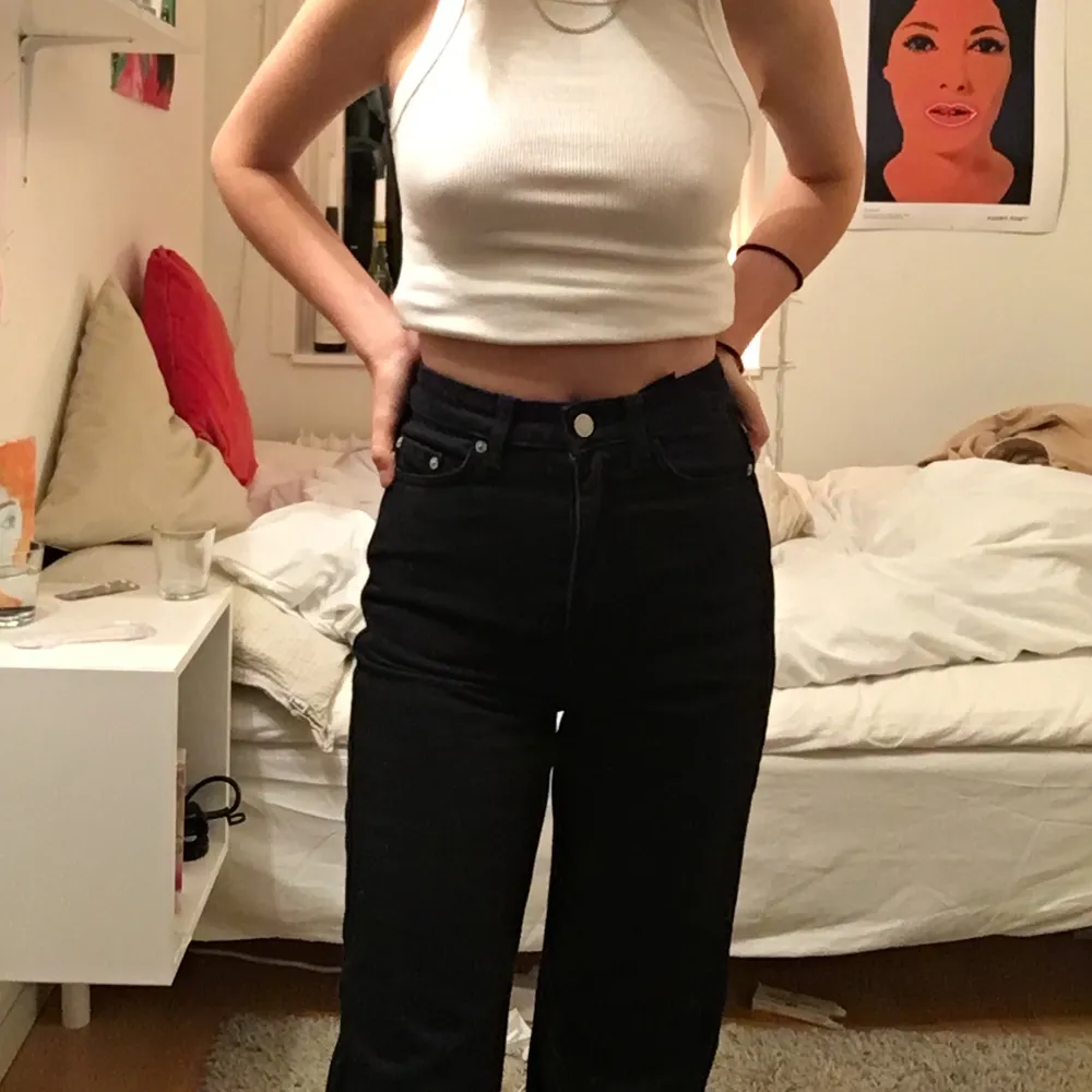 Väldigt fina svarta raka jeans i modellen row. Tyvärr har dom blivit för små för mig men är hur fina som helst och riktigt bra skick💗 kan mötas i Stockholm och annars står köparen för frakt! . Jeans & Byxor.