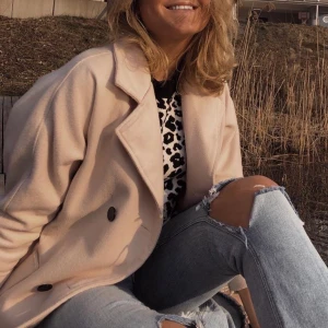 Ljusrosa kappa - Ljusrosa kappa, från vintagebutik. Stl S. Varm och passar perfekt till hösten 