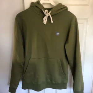 Wood Wood hoodie - Sparsamt använd så i jättefint skick. Köparen står för frakt