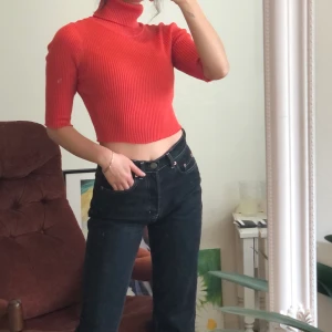 RÖD TURTLENECK i XS - SUPERHÄRLIG RÖD TURTLENECK perfekt till hösten!!! Ger en vintagelook! Stolek XS/S, sitter tight 