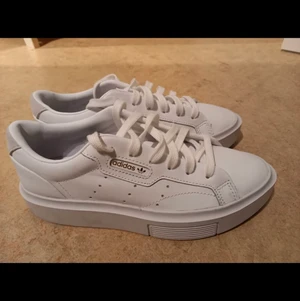 Adidas Orginlas st 37,5 - Snygga vita Adidas, har endast användas fåtal gånger och är som nya. Orginal pris är 1000kr. Finns i centrala Göteborg eller via frakt. 
